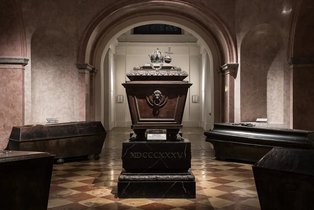 kaisergruft-2018-kapuzinergruft-saerge-krone-reichsapfel-halle